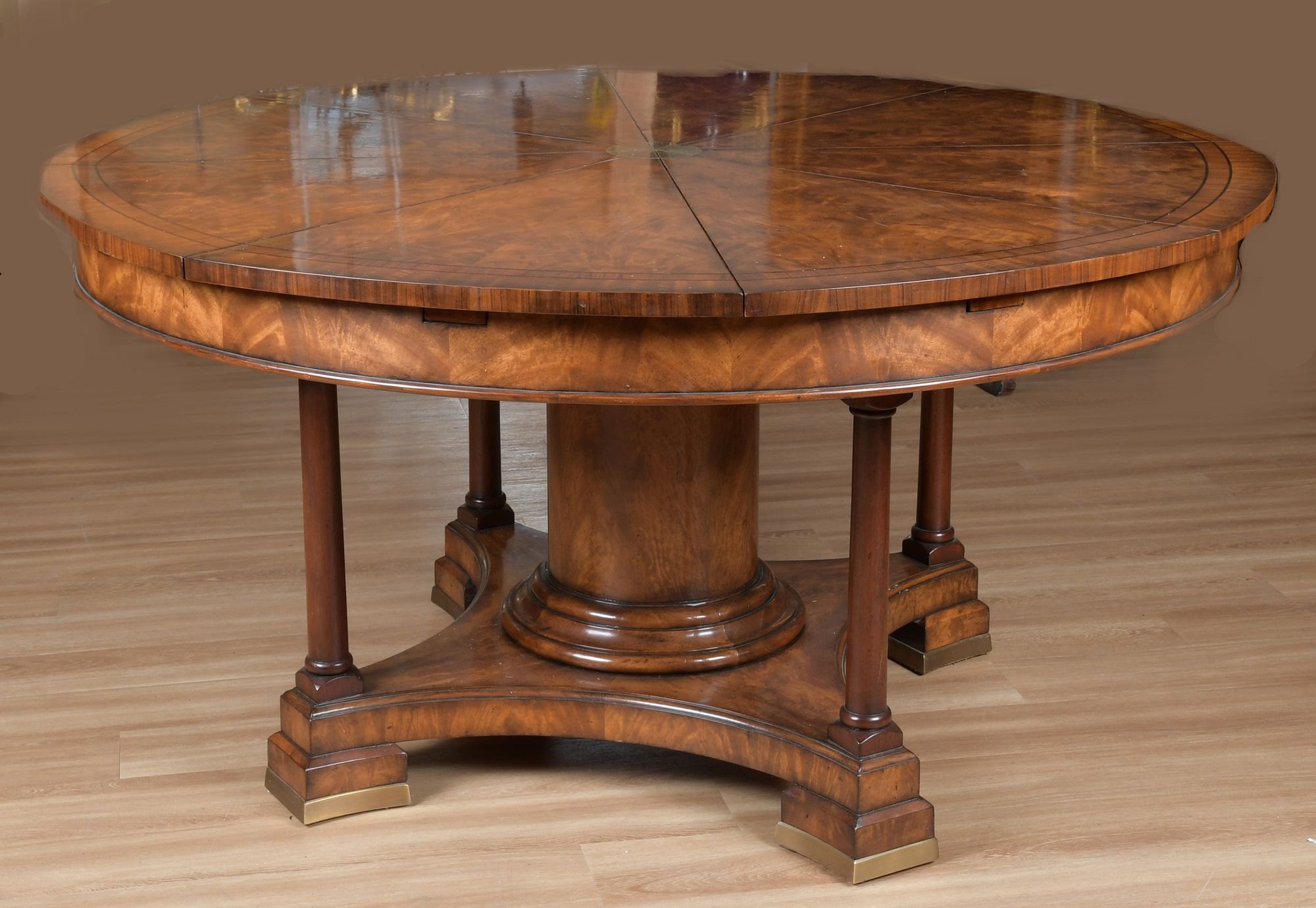 Theodore Alexander Althorp Jupe Dining Table в интерьере