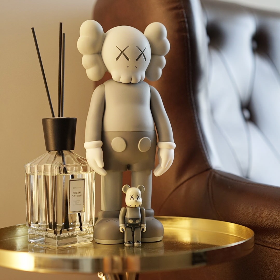 Statuette KAWS Companion в интерьере