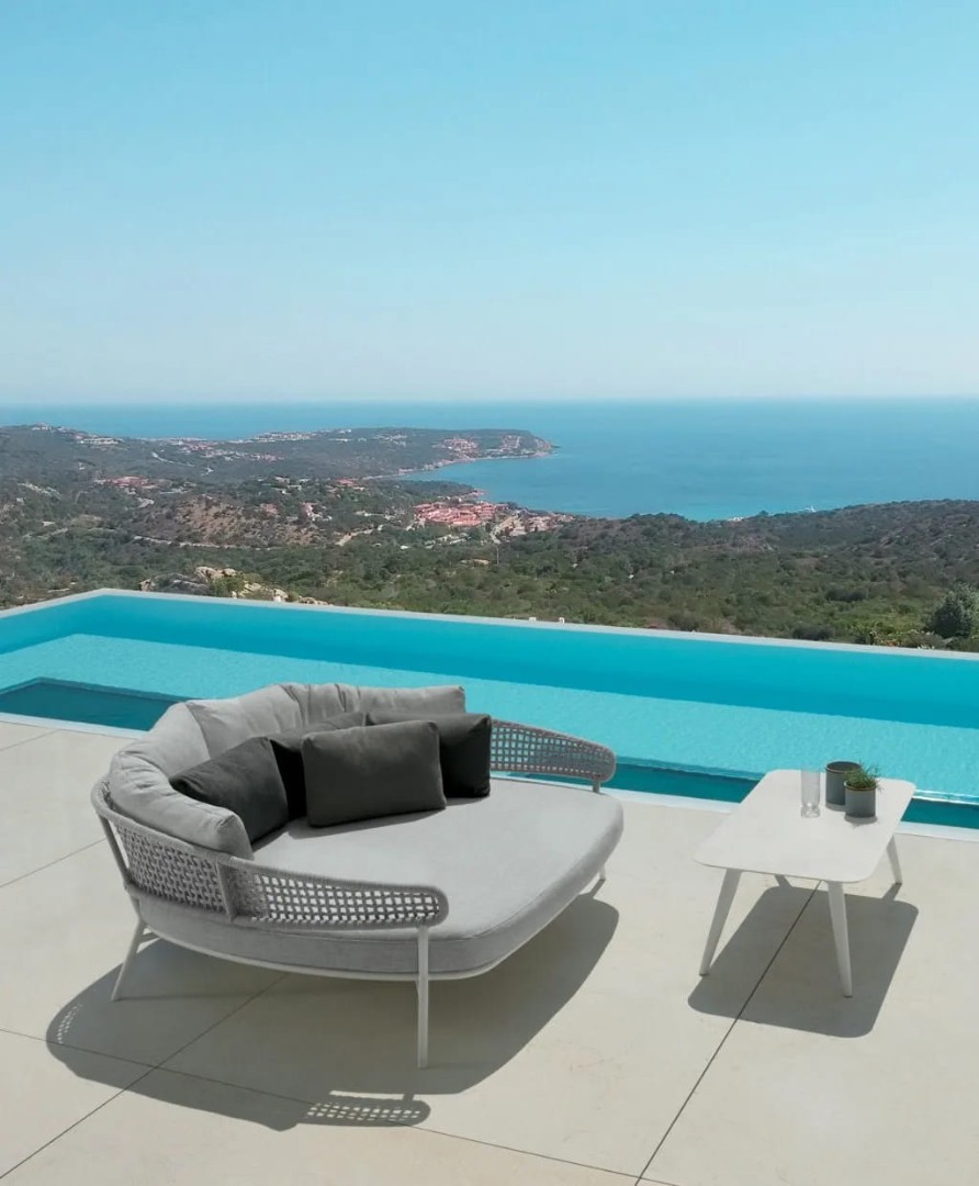 Outdoor coffee table Talenti Moon Alu в интерьере