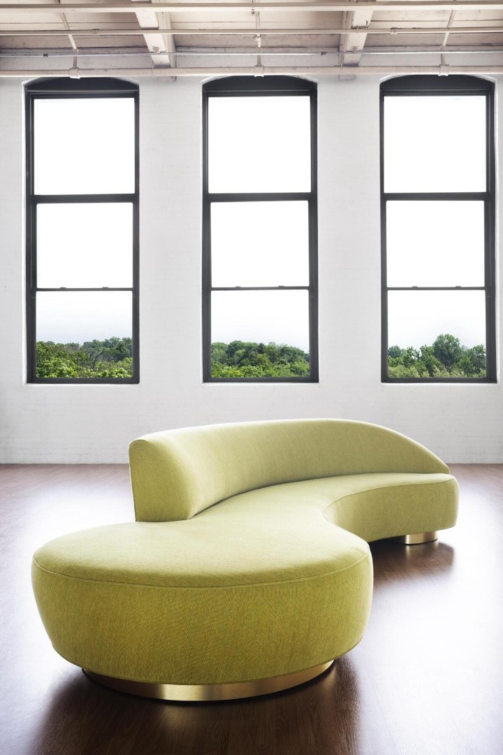 Holly Hunt Serpentine Sofa в интерьере