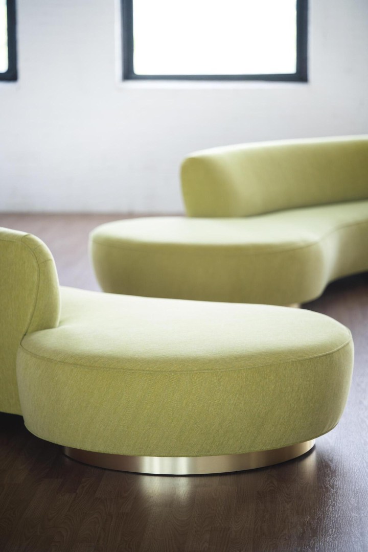 Holly Hunt Serpentine Sofa в интерьере