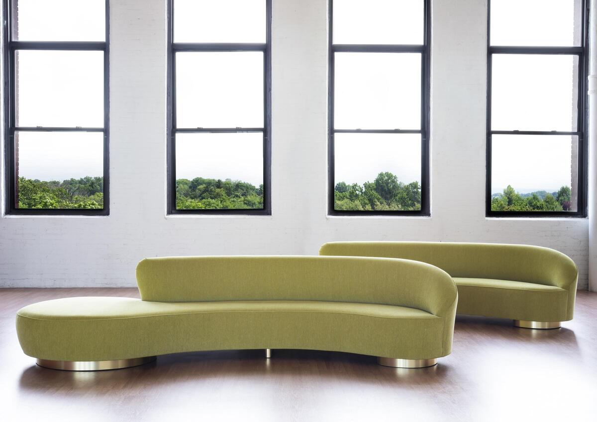 Holly Hunt Serpentine Sofa в интерьере